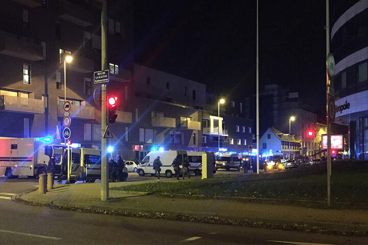 Die Route de l'Hopital in Straßburg nahe dem Polizeipräsidium ist von der Polizei abgesperrt.