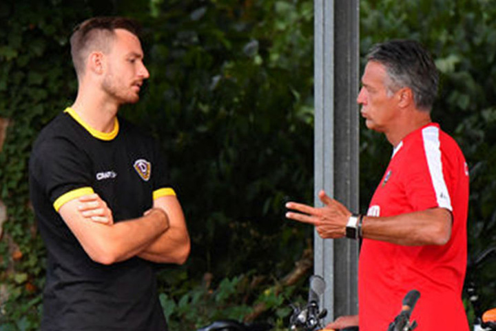 "Operieren lassen oder lieber nicht?" Florian Ballas (l.) im Gespräch mit seinem Coach Uwe Neuhaus. Der Abwehrchef verpasste aufgrund seiner Schulterverletzung fast die gesamte Vorbereitung.