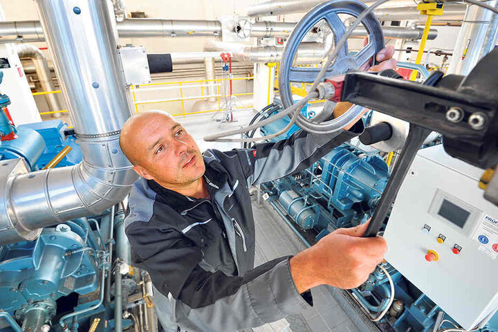 Chemnitz rüstet sich für den Winter. Kältetechniker René Hermann (42) checkt die Anlagen im Eissportzentrum.