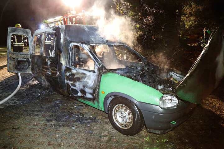 Auch dieser abgefackelte Dacia geht auf das Konto des Autozündlers.