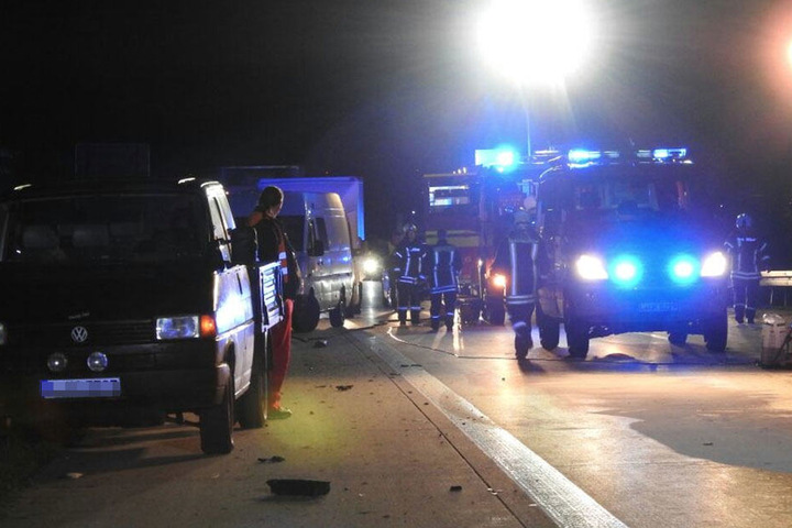 Feuerwehr und Polizei sind mit einem Großaufgebot vor Ort.