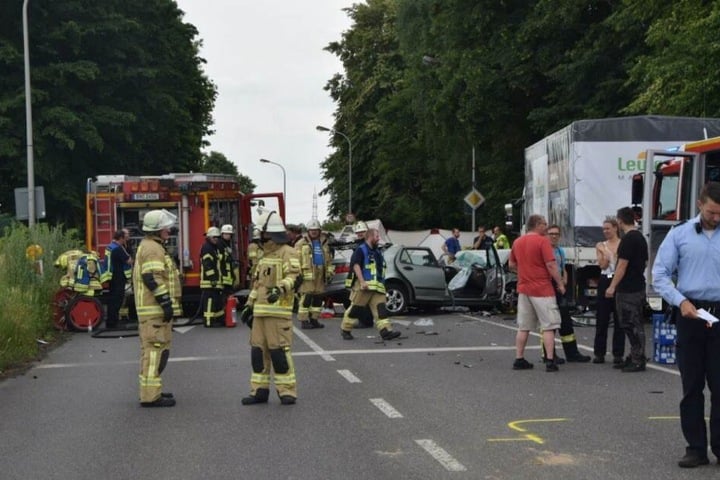 Kameraden der Feuerwehr kümmerten sich um die Unfallopfer.
