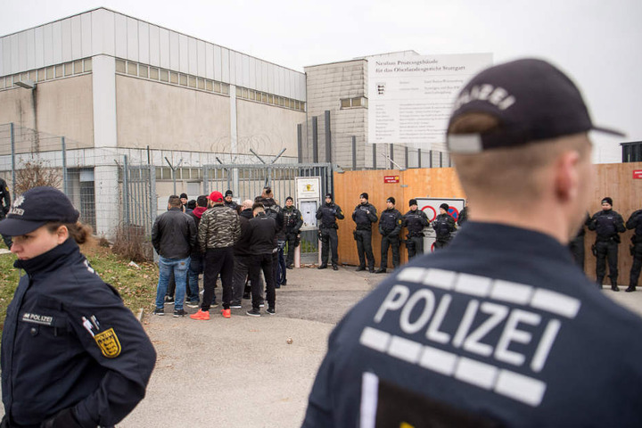 Besucher stehen im März zu Beginn des Prozesses am Eingang des Gerichtsgebäudes.