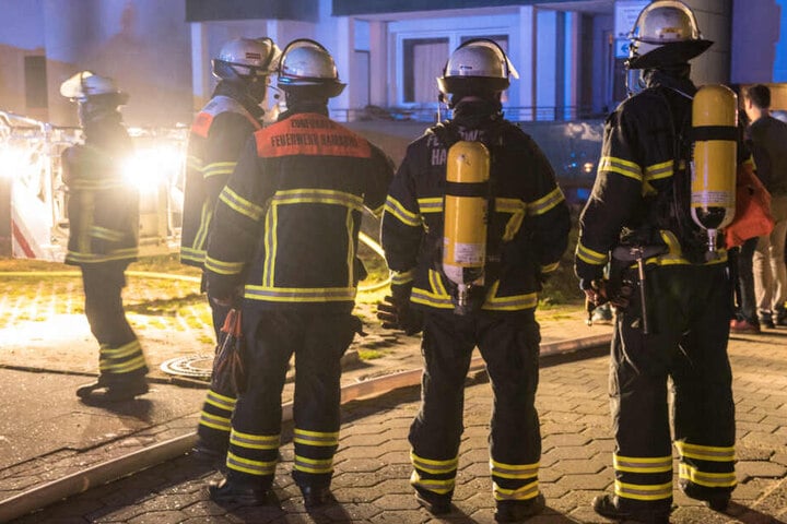 Feuerwehrleute stehen am Einsatzort in Billstedt.