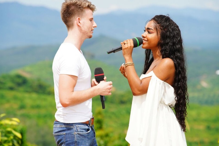 Lukas Kepser (24) und Alicia-Awa Beissert (21) präsentieren "Ich lass für dich das Licht an" von Revolverheld.