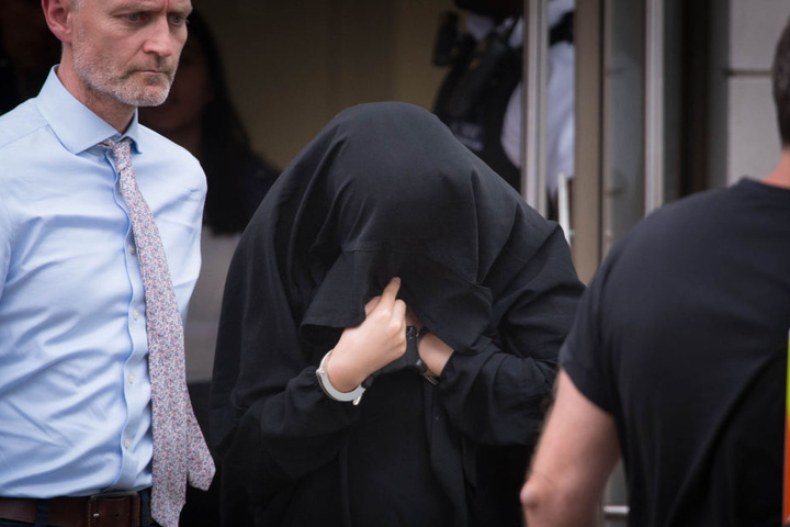 Polizisten führen in London eine Frau ab, die im Zusammenhang mit dem Terroranschlag in London festgenommen wurde.
