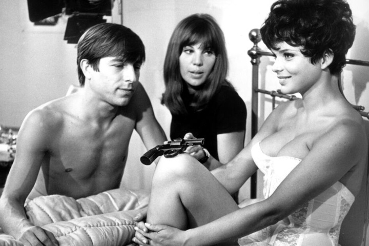 Hauptdarsteller Werner Enke mit seiner Kollegin Uschi Glas (r.-l.) und Regisseurin May Spils bei Dreharbeiten zu einer Bettszene für den Film "Zur Sache Schätzchen" im August 1967.