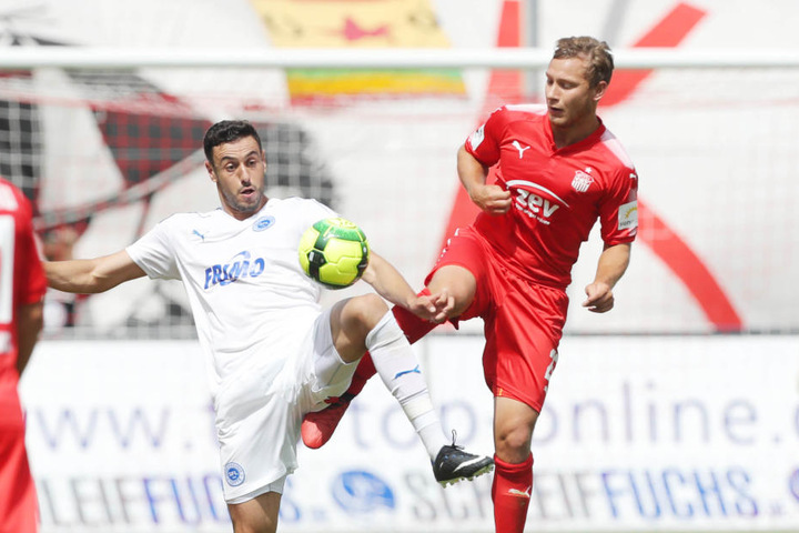Hamadi Al Ghaddioui (Lotte) im Zweikampf mit Robert Koch (FSV).