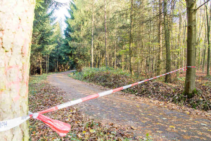 Im Wald zwischen Stollberg und Thalheim wurde ein Absperrband gezogen.