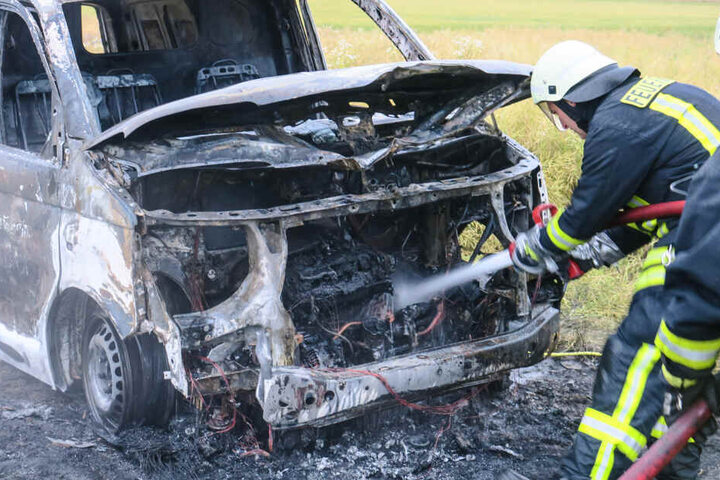 Als die Feuerwehr eintraf, brannte das Fahrzeug schon in voller Ausdehnung.