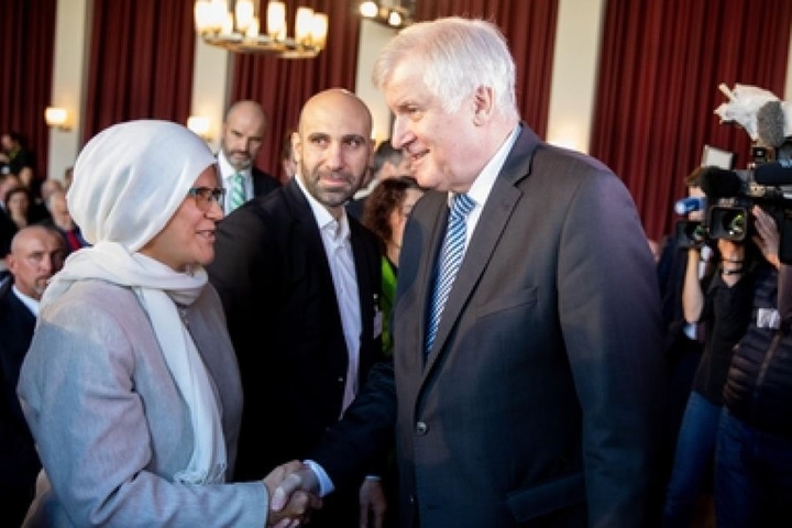 Horst Seehofer zeigt sich auf der Ilsam-Konferenz 2018 in Berlin versönlich. Forderungen stellt er trotzdem.