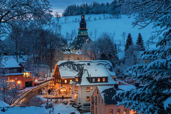 Holzkunst und Romantik - die Seiffener Kirche ist selbst Hauptmotiv vieler Arbeiten.