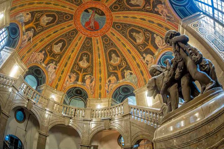 Die historische Kuppelhalle im Rathaus wurde saniert, nur die historischen Leuchten hängen noch nicht.