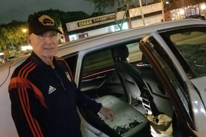 Scherben liegen auf dem Rücksitz des Autos.