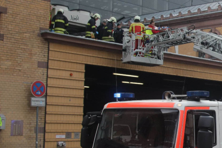 Die Feuerwehr rettete den Mann vom Dach des Hauptbahnhofes.