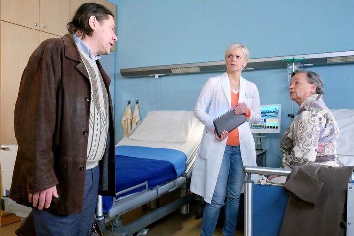 Irgendwie kommt Dr. Kathrin Globisch (M.) der Sohn (l.) ihrer Patientin Marlies Böhmer bekannt vor. Plötzlich erinnert sie sich: Er hatte die Ärztin vergewaltigt!