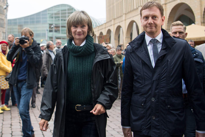 Barbara Ludwig (SPD), Oberbürgermeisterin von Chemnitz und Michael Kretschmer (r, CDU), Ministerpräsident von Sachsen.