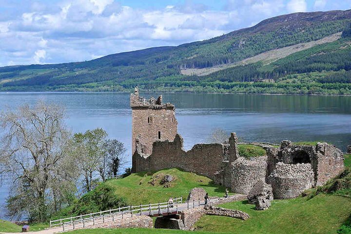 Als Zentrum des Nessie-Tourismus gilt das Dorf Drumnadrochit. Hier mit Blick auf Urquhart Castle.