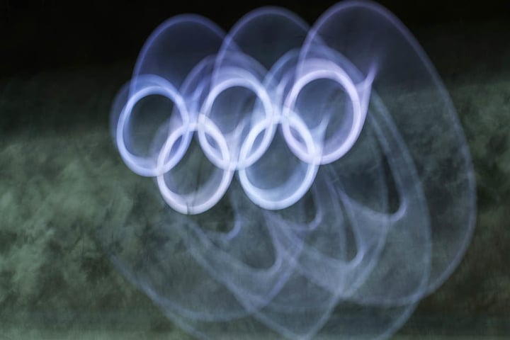 Die erleuchteten Olympischen Ringe während eines Wettkampfs.