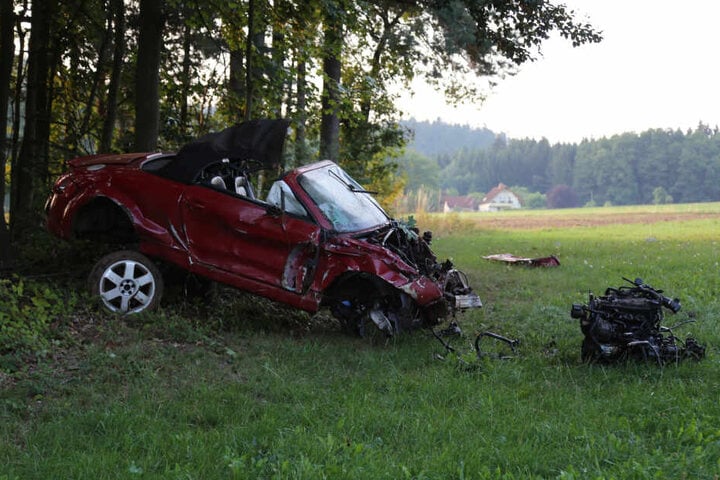 Nachdem das Cabrio von der Straße abkam, überschlug es sich mehrmals und kam er 100 Meter weiter an einem Waldrand zum liegen.