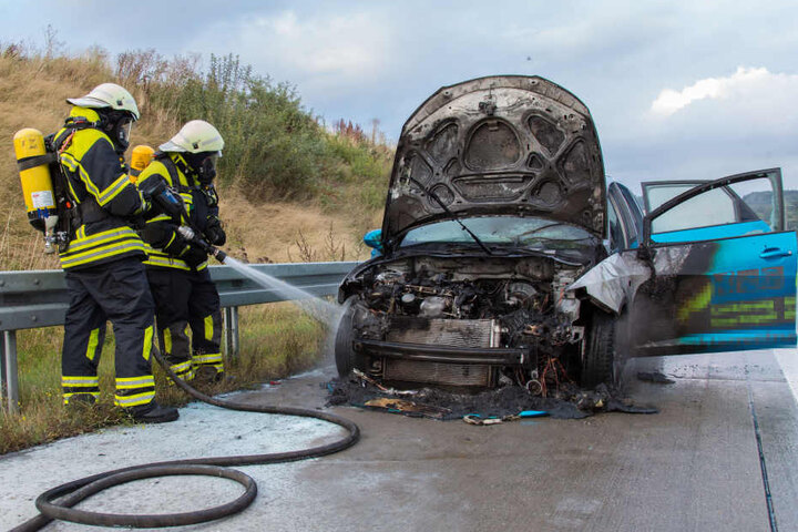 Trotz schnellen Eingreifens der Feuerwehr, brannte der Seat im vorderen Bereich aus.