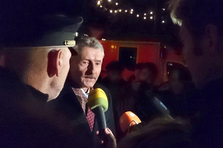 Brandenburgs Innenminister Karl-Heinz Schröter spricht in Potsdam mit Medienvertretern.