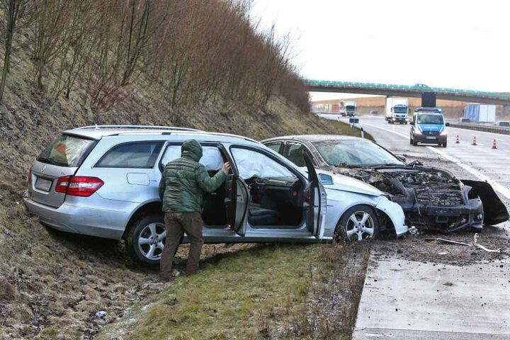 Auf der A4 kam es während eines Schneeschauers zu mehreren schweren Unfällen.