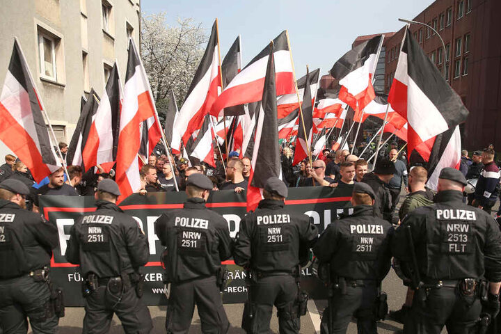 In Dortmund nahmen zahlreiche Anhänger der NPD an einer Demo teil.