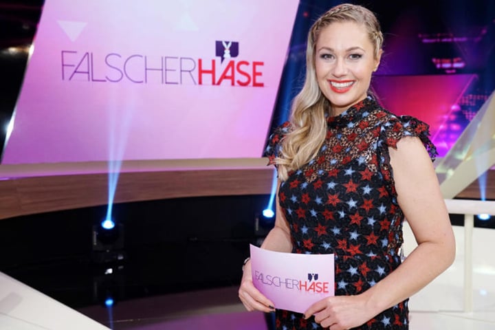 Ruth Moschner moderiert charmant die RTL-Show "Falscher Hase".