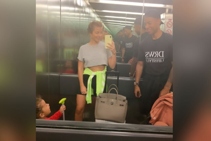 Spiegel-Selfie muss sein: Familie Aogo in Berlin.
