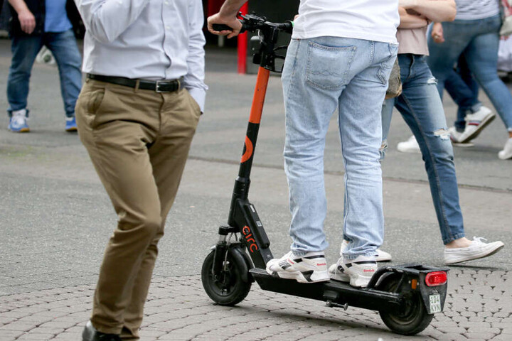 Verletzte nach Unfällen mit E-Scootern gehören in Kliniken inzwischen zum Alltag. (Symbolbild)