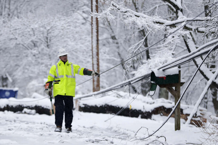 Morristown: Hunter Weaver von dem Stromanbieter PotomacEdison untersucht eine durch das Winterwetter beschädigte Leitung.