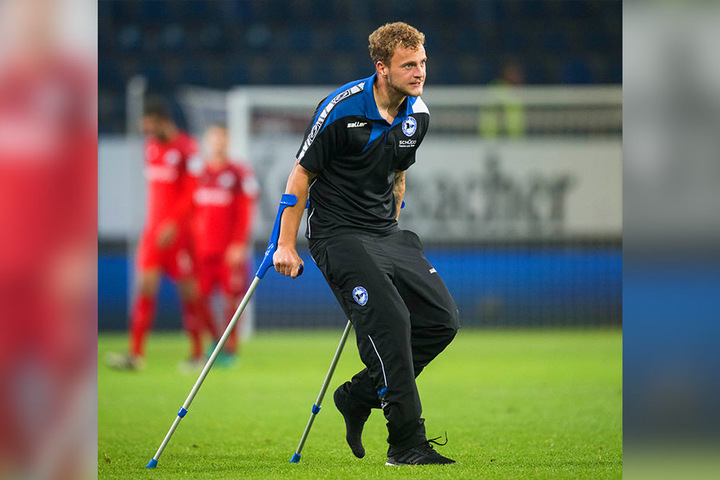 Mit Krücken lief der Mittelfeldspieler im Anschluss an den Sieg gegen den SV Sandhausen über den Platz.