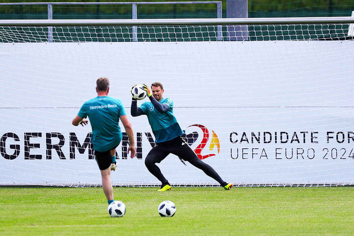 Manuel Neuer (r.) ist laut Torwarttrainer Andreas Köpke (l.) auf dem erhofften Weg zurück in den Kasten der deutschen Nationalmannschaft.