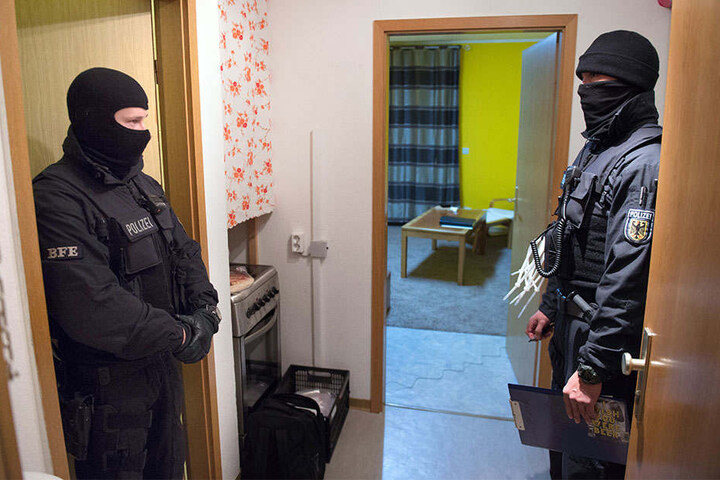 Bundespolizisten durchsuchen hier eine Wohnung in Kassel (Hessen).