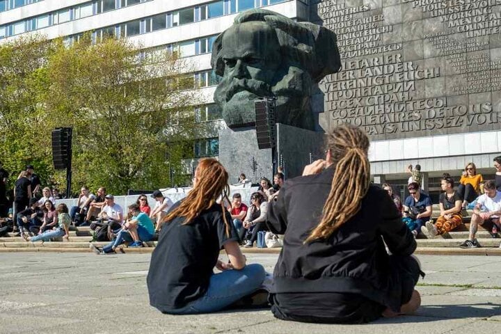 Mussten erstmal die Ohren aufwärmen: Der Platz vor dem Chemnitzer Marx-Monument füllte sich recht langsam, zum Schluss waren rund 300 Menschen da.