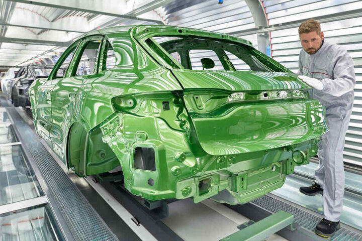 Der Porsche Macan soll zukünftig mit einem Elektromotor ausgestattet werden.