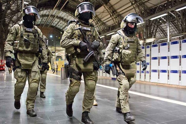 Beamte der Eliteeinheit GSG 9 der Bundespolizei am 27.05.2014 auf dem Hauptbahnhof in Frankfurt am Main (Hessen) bei einem Trainingsszenario der Bundespolizei.