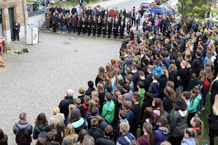 Schüler, Lehrer und Angehörige der Opfer hatten sich am Gymnasium versammelt.