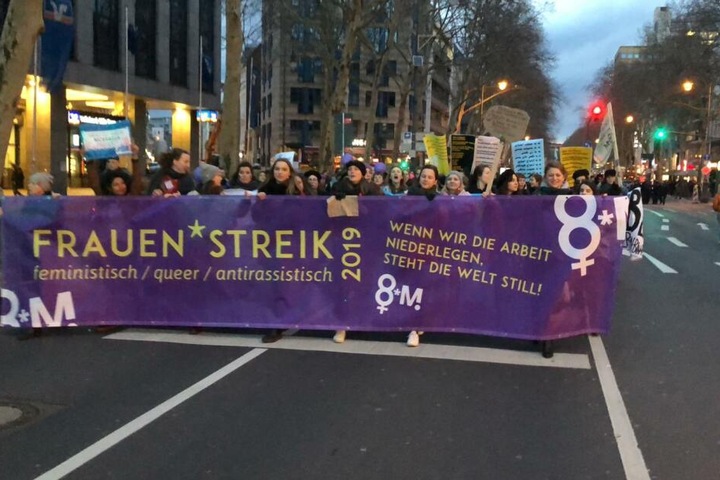 Die Demo-Teilnehmer zogen am Freitagabend durch die Kölner City.