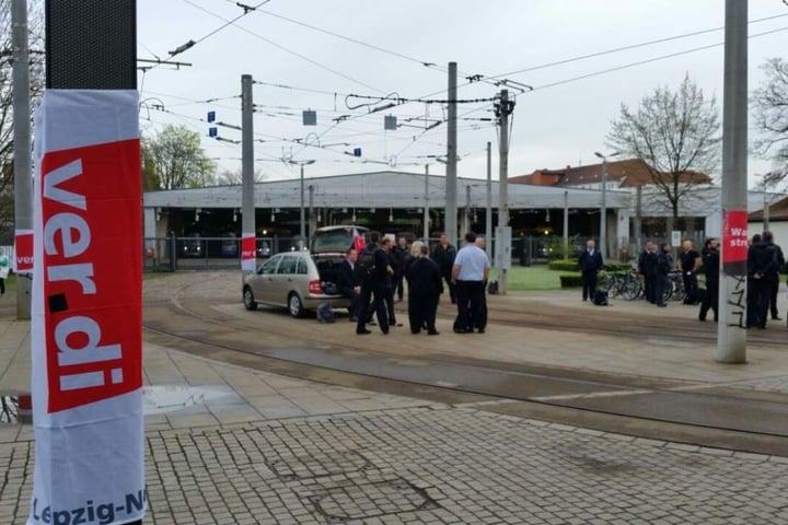 Der Straßenbahnhof Angerbrücke: Die Trams bleiben im Depot. Vor dem Straßenbahnhof streiken LVB-Mitarbeiter.