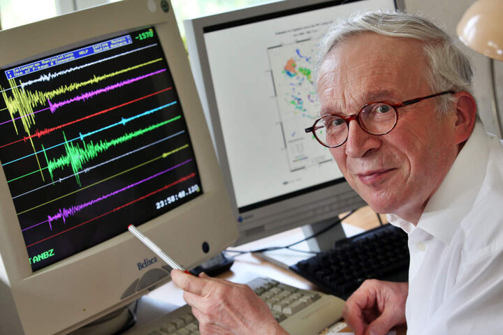 Der Seismologe Siegfried Wendt vom Geophysikalischen Observatorium der Universität Leipzig wertet Erdbeben aus.