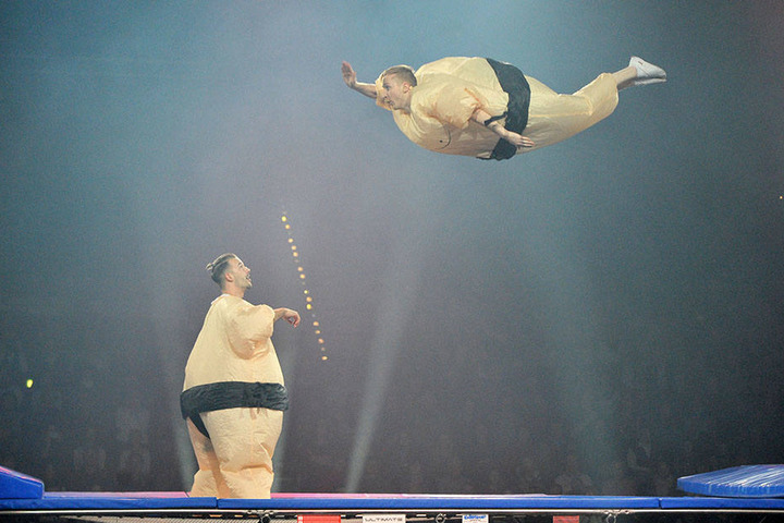 Ein bisschen Spaß muss sein: Sandro Belswenger
und Tom Schlagmüller als SumoBoys
auf dem Trampolin.
