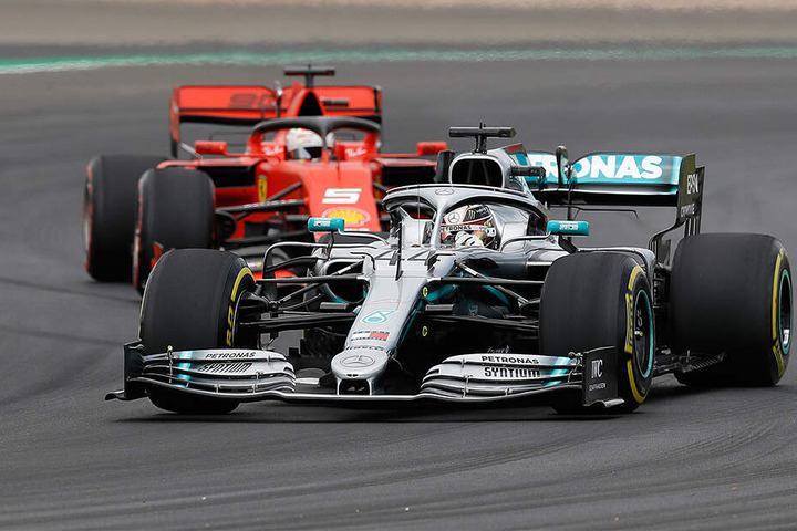 Bild mit Symbolcharakter: Ferrari fährt seit Jahren der Musik hinterher. Vor allem der von Mercedes und Lewis Hamilton.