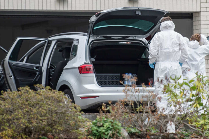 Das Foto zeigt Mitarbeiter der Spurensicherung vor der Garage des Hauses in Mörlenbach.