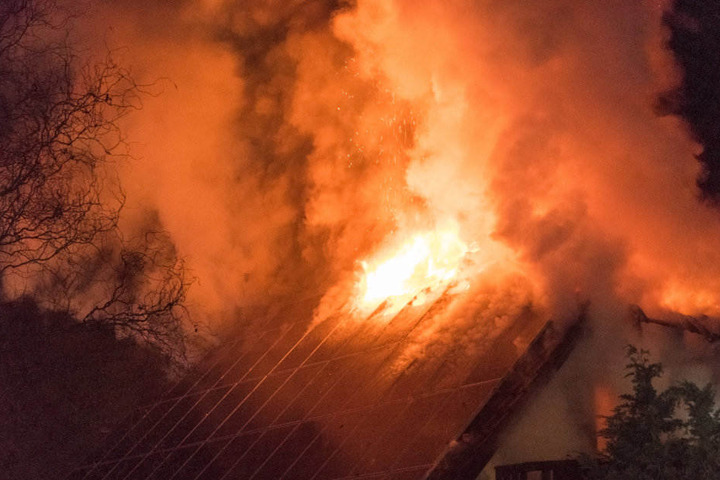 Meterhoch schlugen die Flammen in den Nachthimmel.