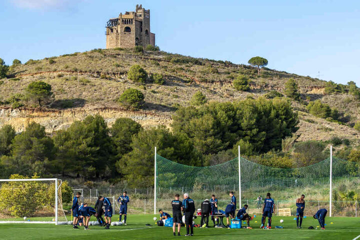 Fußball unter der Kapelle Virgen de la Pena - der Jungfrau des Felsens. Sie ist eines der großen Wahrzeichen von Mijas.