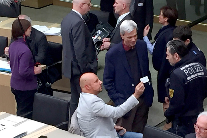 Polizisten sprechen während einer Plenarsitzung am 12. Dezember im Landtag mit Stefan Räpple.