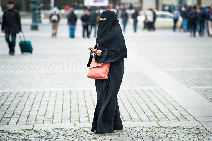 Bei einem Niqab ist lediglich die Augenpartie zu sehen.