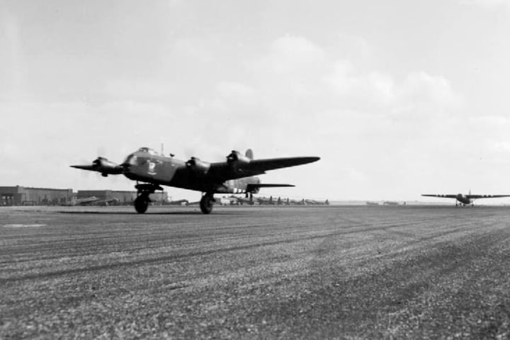 Ein Bomber vom Typ Short Stirling startet.